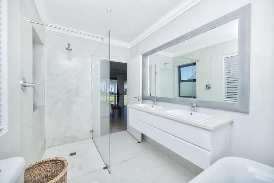 4 Bedroom Property for Sale in Fernkloof Estate Western Cape
